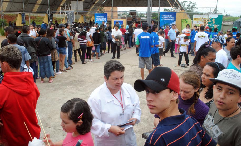 Público de 1500 pessoas participa da Feira de Serviços da UPS Cidadania na vila zumbi em Colombo