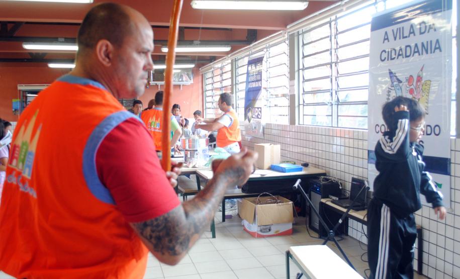 Público de 1500 pessoas participa da Feira de Serviços da UPS Cidadania na vila zumbi em Colombo