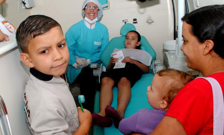 Público de 1500 pessoas participa da Feira de Serviços da UPS Cidadania na vila zumbi em Colombo