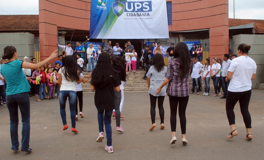 Público de 1500 pessoas participa da Feira de Serviços da UPS Cidadania na vila zumbi em Colombo