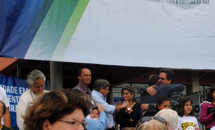 Público de 1500 pessoas participa da Feira de Serviços da UPS Cidadania na vila zumbi em Colombo