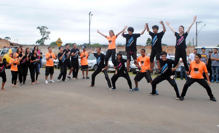 Público de 1500 pessoas participa da Feira de Serviços da UPS Cidadania na vila zumbi em Colombo