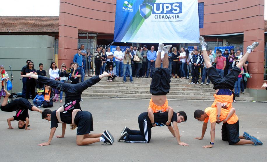 Público de 1500 pessoas participa da Feira de Serviços da UPS Cidadania na vila zumbi em Colombo