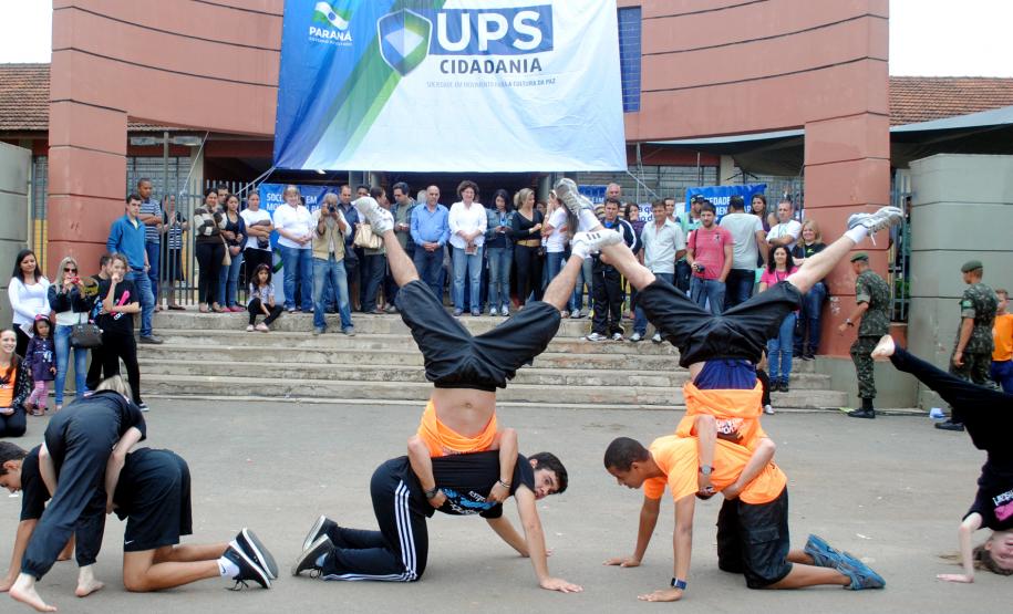 Público de 1500 pessoas participa da Feira de Serviços da UPS Cidadania na vila zumbi em Colombo