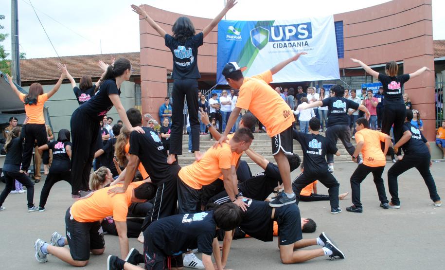 Público de 1500 pessoas participa da Feira de Serviços da UPS Cidadania na vila zumbi em Colombo