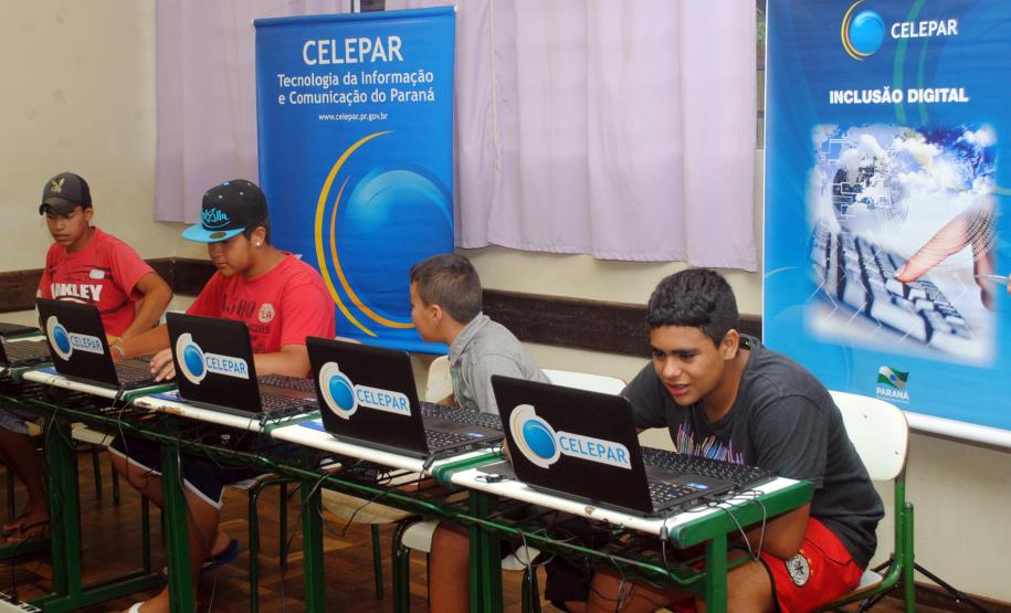 Público de 1500 pessoas participa da Feira de Serviços da UPS Cidadania na vila zumbi em Colombo