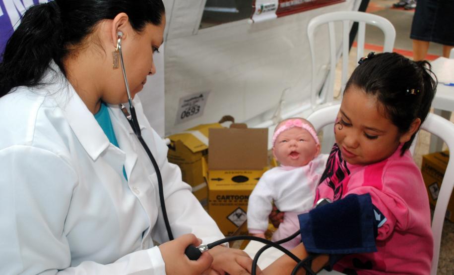 Público de 1500 pessoas participa da Feira de Serviços da UPS Cidadania na vila zumbi em Colombo