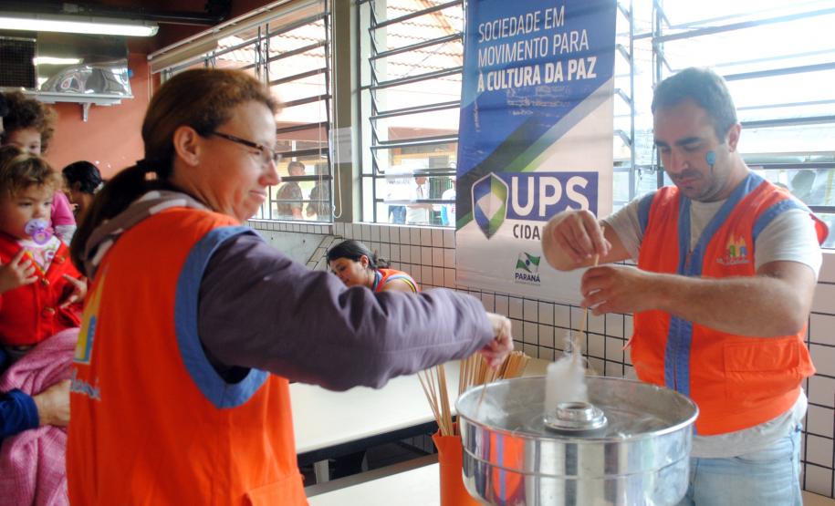 Público de 1500 pessoas participa da Feira de Serviços da UPS Cidadania na vila zumbi em Colombo