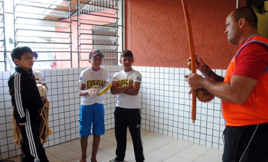 Público de 1500 pessoas participa da Feira de Serviços da UPS Cidadania na vila zumbi em Colombo