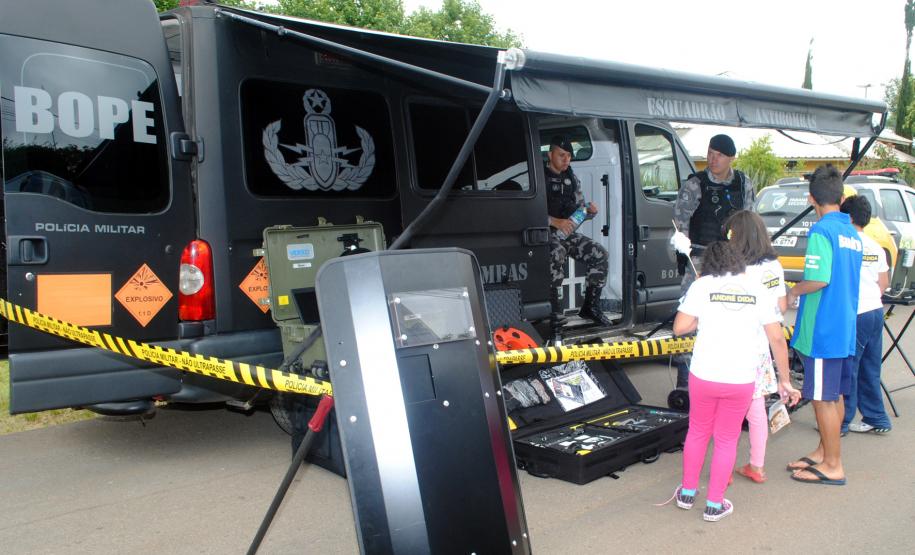 Público de 1500 pessoas participa da Feira de Serviços da UPS Cidadania na vila zumbi em Colombo