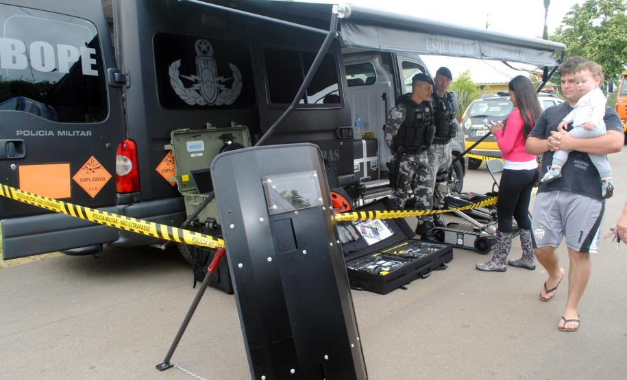 Público de 1500 pessoas participa da Feira de Serviços da UPS Cidadania na vila zumbi em Colombo