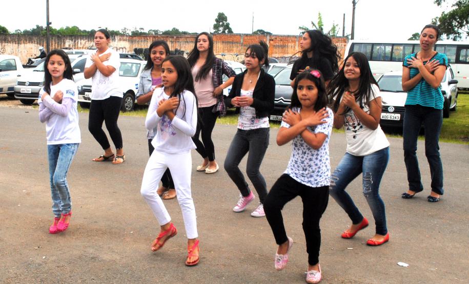 Público de 1500 pessoas participa da Feira de Serviços da UPS Cidadania na vila zumbi em Colombo