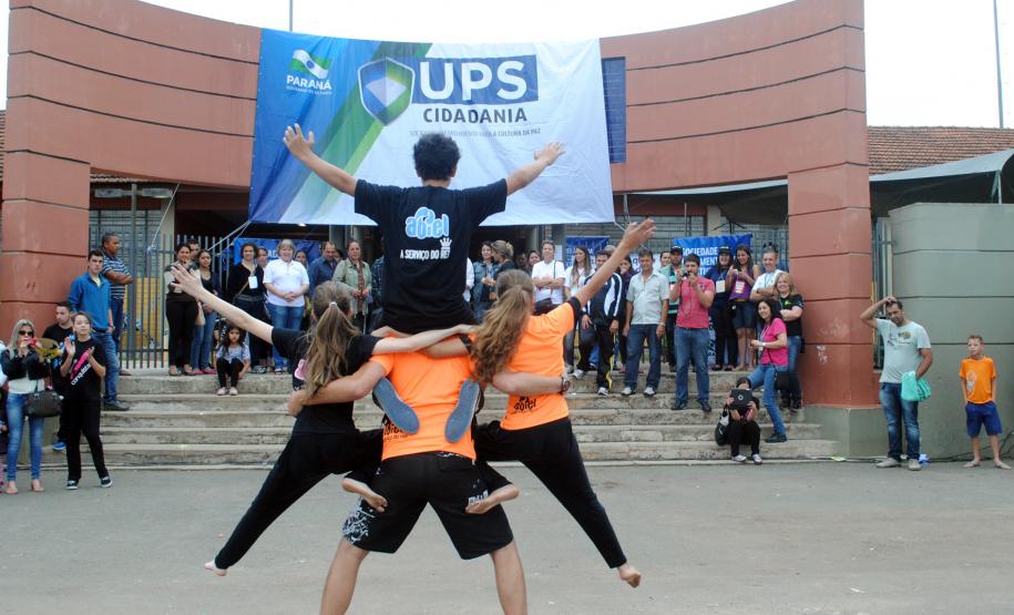 Público de 1500 pessoas participa da Feira de Serviços da UPS Cidadania na vila zumbi em Colombo