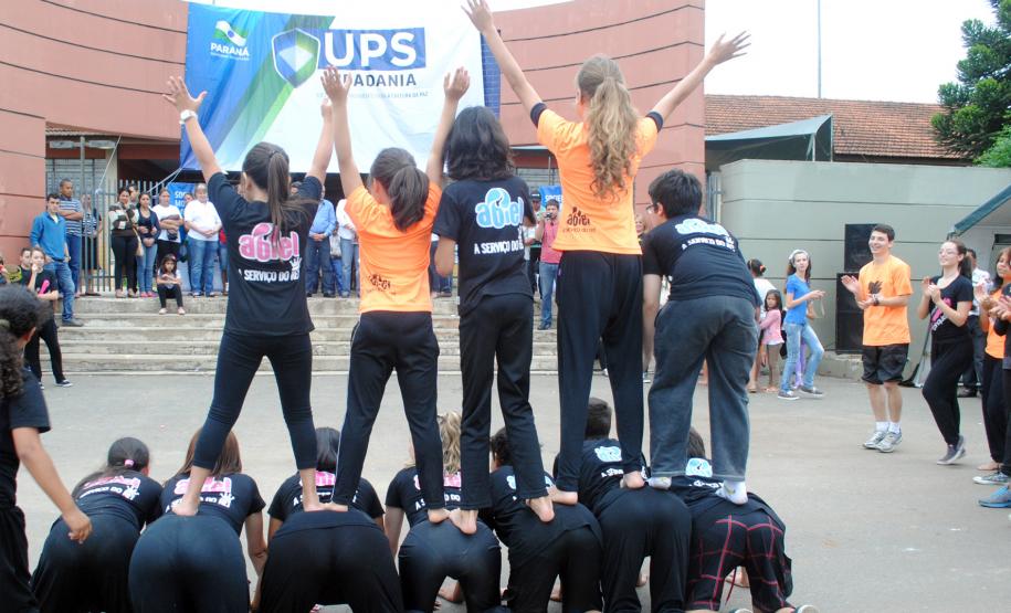 Público de 1500 pessoas participa da Feira de Serviços da UPS Cidadania na vila zumbi em Colombo