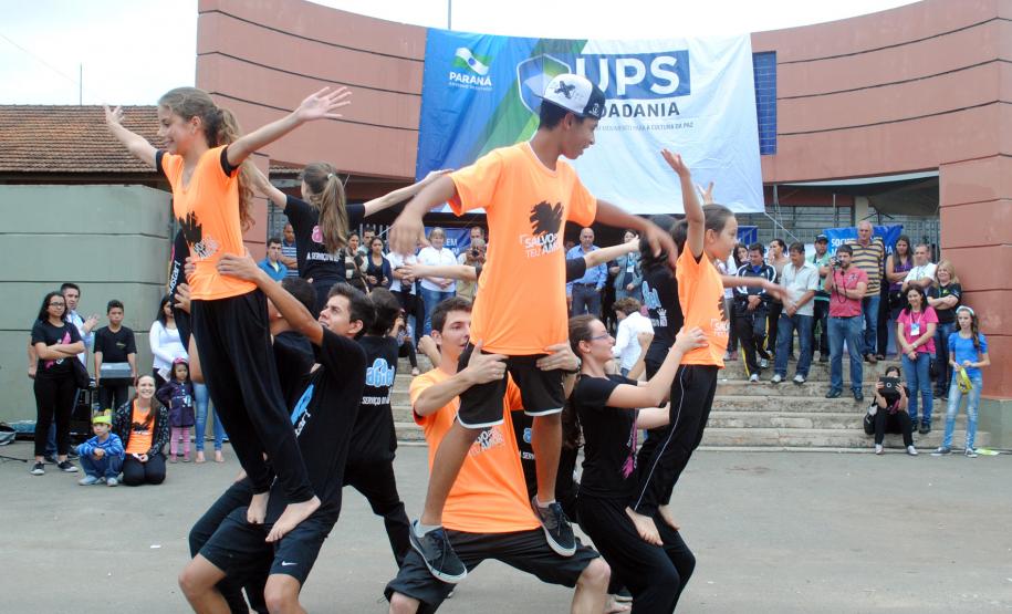 Público de 1500 pessoas participa da Feira de Serviços da UPS Cidadania na vila zumbi em Colombo