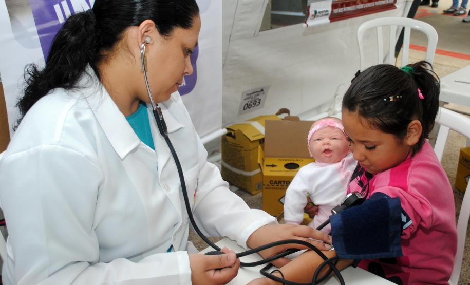 Público de 1500 pessoas participa da Feira de Serviços da UPS Cidadania na vila zumbi em Colombo