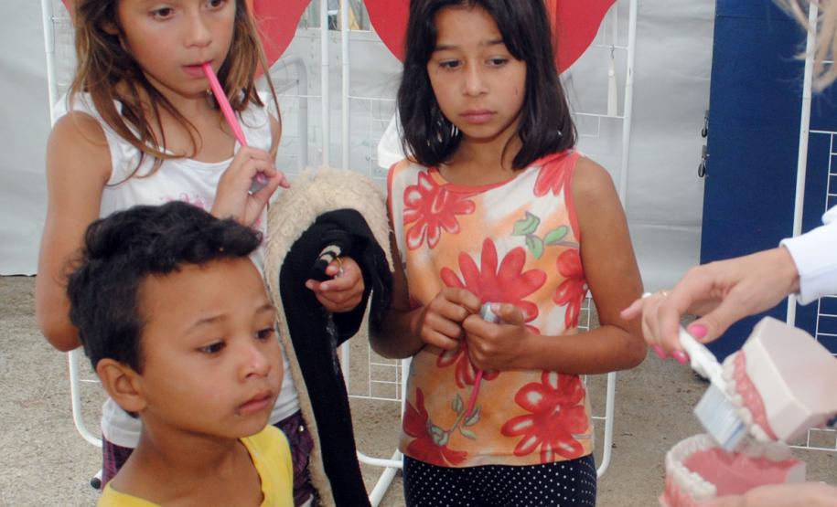 Público de 1500 pessoas participa da Feira de Serviços da UPS Cidadania na vila zumbi em Colombo