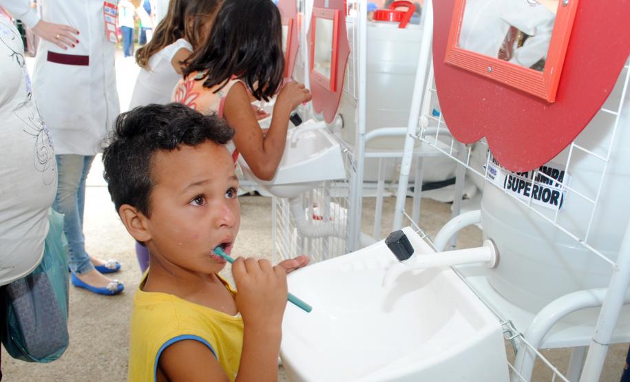 Público de 1500 pessoas participa da Feira de Serviços da UPS Cidadania na vila zumbi em Colombo