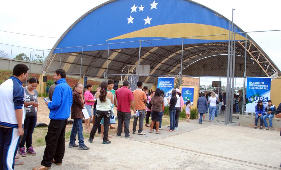 Público de 1500 pessoas participa da Feira de Serviços da UPS Cidadania na vila zumbi em Colombo