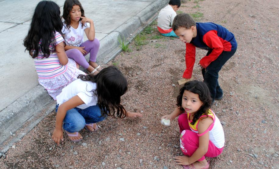 Comunidade da Vila Trindade em Curitiba recebe a Feira de Serviços gratuitos da UPS Cidadania