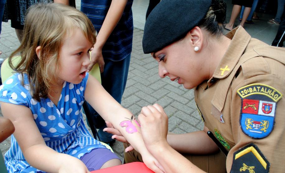Comunidade da Vila Trindade em Curitiba recebe a Feira de Serviços gratuitos da UPS Cidadania