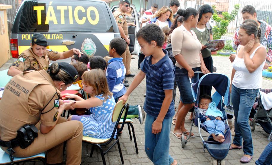 Comunidade da Vila Trindade em Curitiba recebe a Feira de Serviços gratuitos da UPS Cidadania