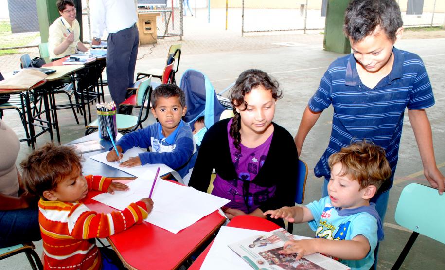 Comunidade da Vila Trindade em Curitiba recebe a Feira de Serviços gratuitos da UPS Cidadania