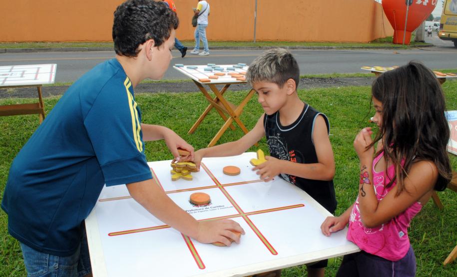 Comunidade da Vila Trindade em Curitiba recebe a Feira de Serviços gratuitos da UPS Cidadania