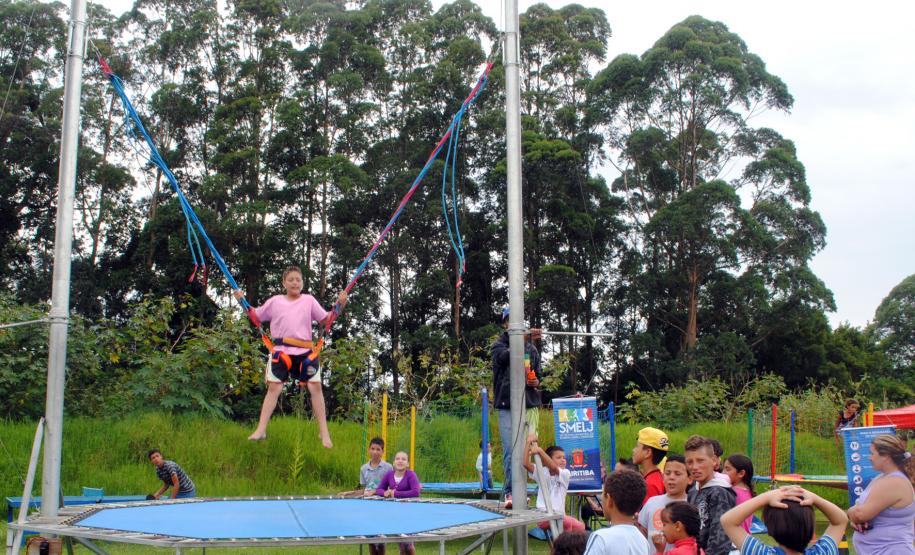 Comunidade da Vila Trindade em Curitiba recebe a Feira de Serviços gratuitos da UPS Cidadania