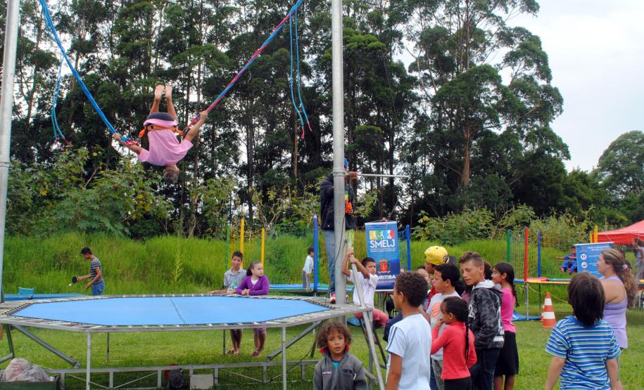 Comunidade da Vila Trindade em Curitiba recebe a Feira de Serviços gratuitos da UPS Cidadania