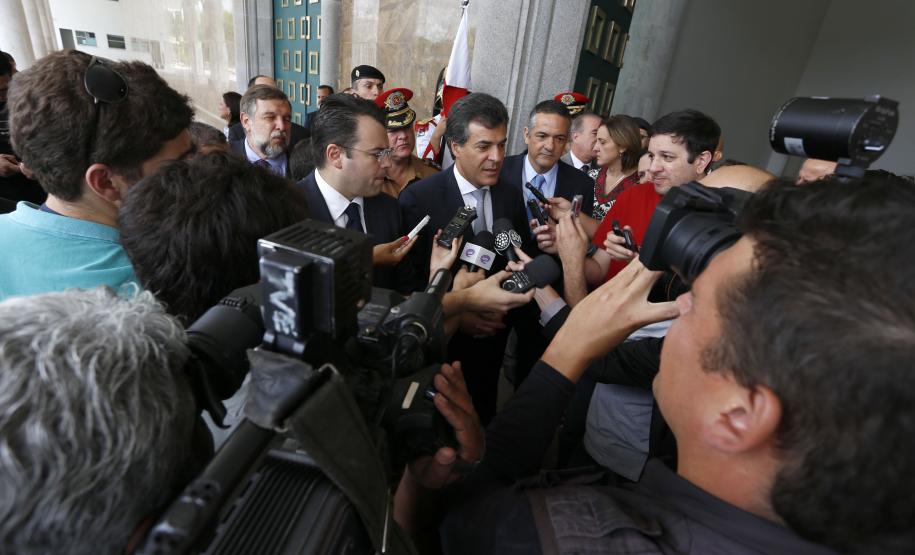 Richa entrega novas viaturas para a Polícia Rodoviária Estadual O governador Beto Richa entrega nesta terça-feira (17), às 11 horas, 22 caminhonetes para a Polícia Rodoviária Estadual, que serão usadas pela corporação durante o período de festas de fim de ano. Participaram da solenidade: secretário de Segurança, Cid Vasques, Cdte. Geral da PMPR, cel. Cesar Vinicius Kogut e o cdte. da BPRv, ten. cel. Daniel dos Santos. Curitiba, 17-12-13.Foto: Arnaldo Alves / ANPr.