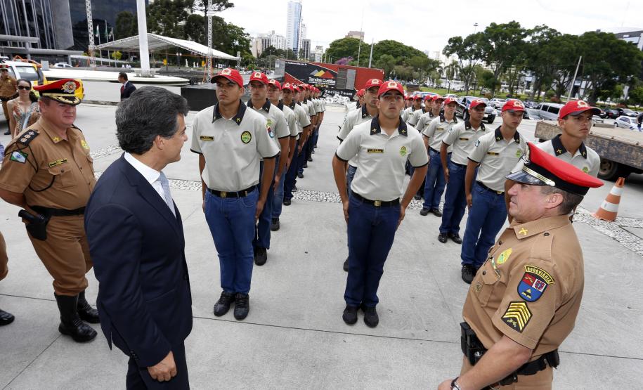 Richa entrega novas viaturas para a Polícia Rodoviária Estadual O governador Beto Richa entrega nesta terça-feira (17), às 11 horas, 22 caminhonetes para a Polícia Rodoviária Estadual, que serão usadas pela corporação durante o período de festas de fim de ano. Participaram da solenidade: secretário de Segurança, Cid Vasques, Cdte. Geral da PMPR, cel. Cesar Vinicius Kogut e o cdte. da BPRv, ten. cel. Daniel dos Santos. N/F: governador conhece os novos alunos que integrarão o BPRv.Curitiba, 17-12-13.Foto: Arnaldo Alves / ANPr.