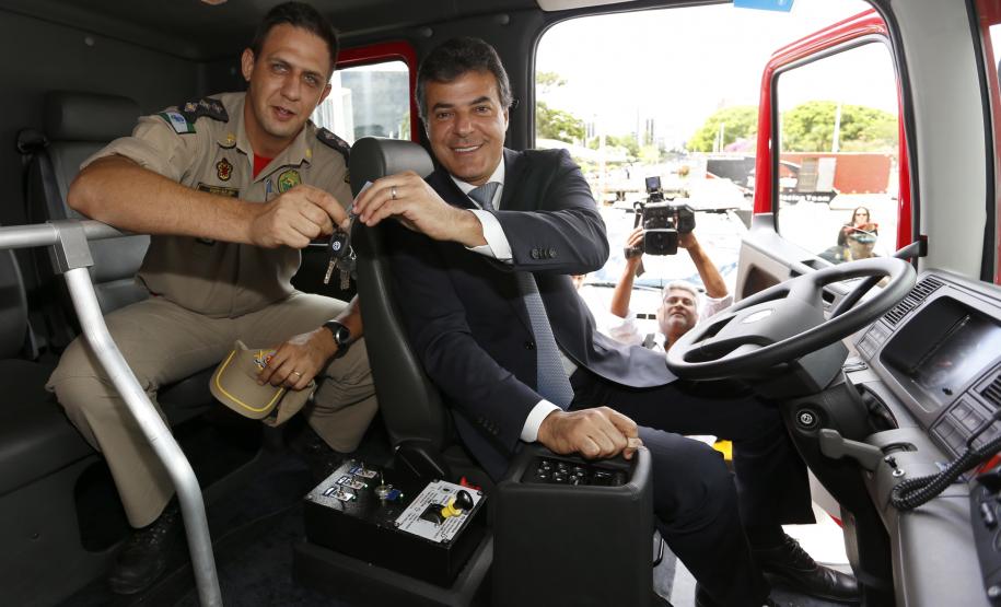 Richa entrega novas viaturas para a Polícia Rodoviária Estadual O governador Beto Richa entrega nesta terça-feira (17), às 11 horas, 22 caminhonetes para a Polícia Rodoviária Estadual, que serão usadas pela corporação durante o período de festas de fim de ano. Participaram da solenidade: secretário de Segurança, Cid Vasques, Cdte. Geral da PMPR, cel. Cesar Vinicius Kogut e o cdte. da BPRv, ten. cel. Daniel dos Santos. N/F: governador entrega as chaves de mais um caminhão de Bombeiros ao cap. Galeazzi.Curitiba, 17-12-13.Foto: Arnaldo Alves / ANPr.