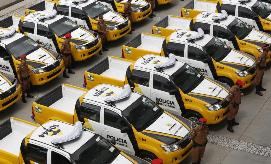 Richa entrega novas viaturas para a Polícia Rodoviária Estadual O governador Beto Richa entrega nesta terça-feira (17), às 11 horas, 22 caminhonetes para a Polícia Rodoviária Estadual, que serão usadas pela corporação durante o período de festas de fim de ano. Participaram da solenidade: secretário de Segurança, Cid Vasques, Cdte. Geral da PMPR, cel. Cesar Vinicius Kogut e o cdte. da BPRv, ten. cel. Daniel dos Santos. Curitiba, 17-12-13.Foto: Arnaldo Alves / ANPr.