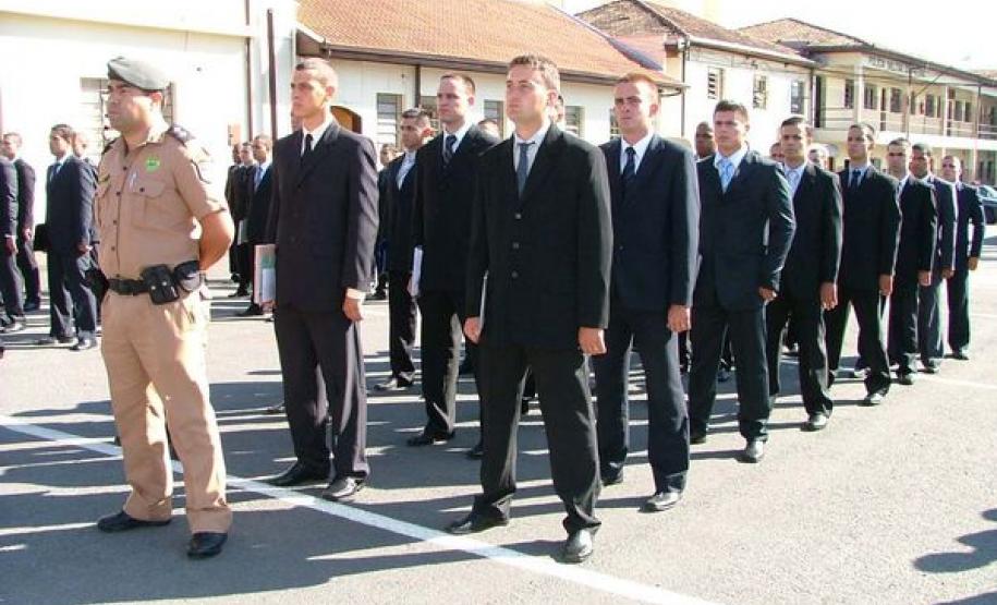 Bondaruk acompanha assinatura do termo de posse dos primeiros convocados do concurso para soldado PM Bondaruk acompanha assinatura do termo de posse dos primeiros convocados do concurso para soldado PM