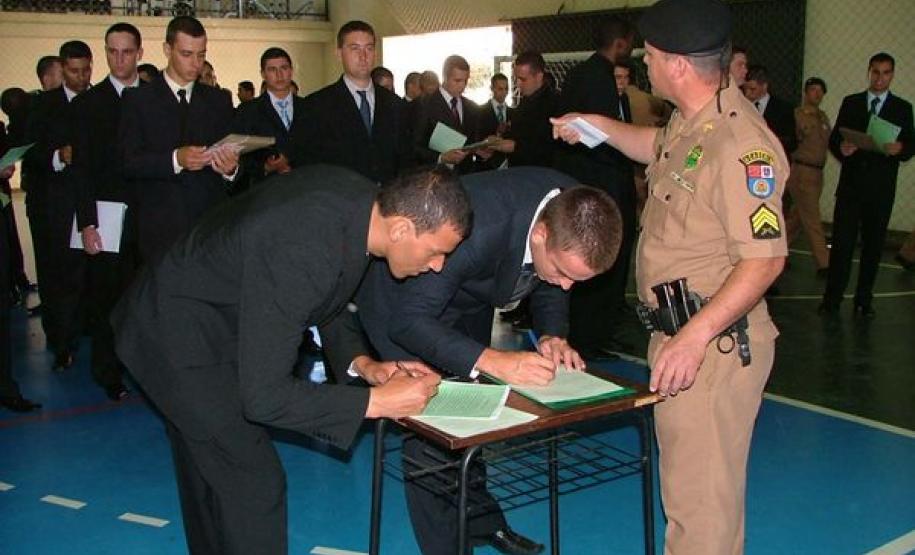 Bondaruk acompanha assinatura do termo de posse dos primeiros convocados do concurso para soldado PM Bondaruk acompanha assinatura do termo de posse dos primeiros convocados do concurso para soldado PM
