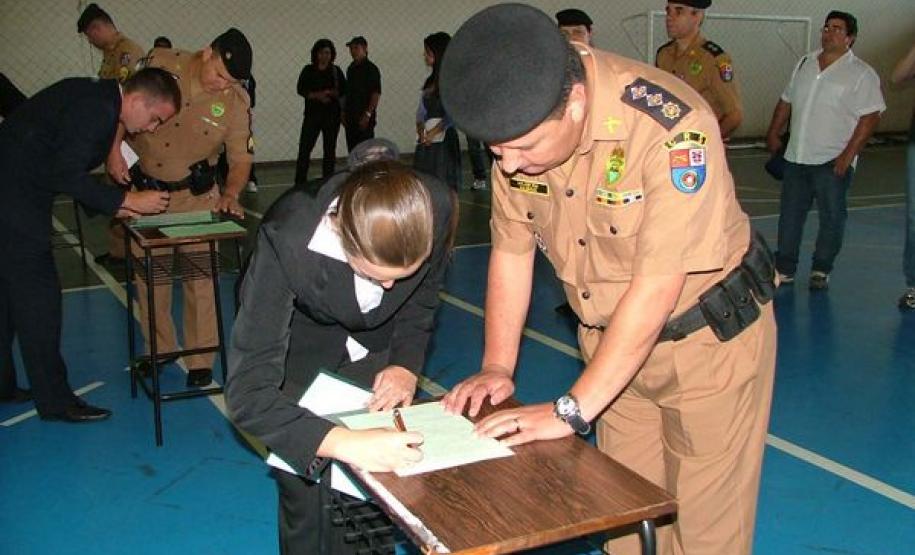 Bondaruk acompanha assinatura do termo de posse dos primeiros convocados do concurso para soldado PM Bondaruk acompanha assinatura do termo de posse dos primeiros convocados do concurso para soldado PM