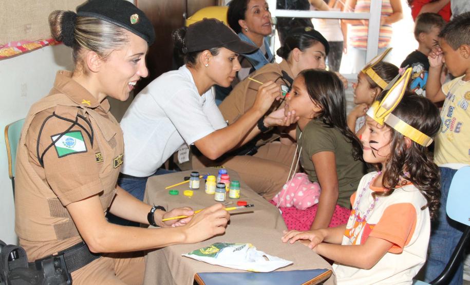 Comunidade participa de evento da PM na UPS Trindade em comemoração a Páscoa Curitiba, 13 de abril de 2014.Assunto: PascoaFoto: Soldado Cristiano Godoi de Andrade-PMPR.