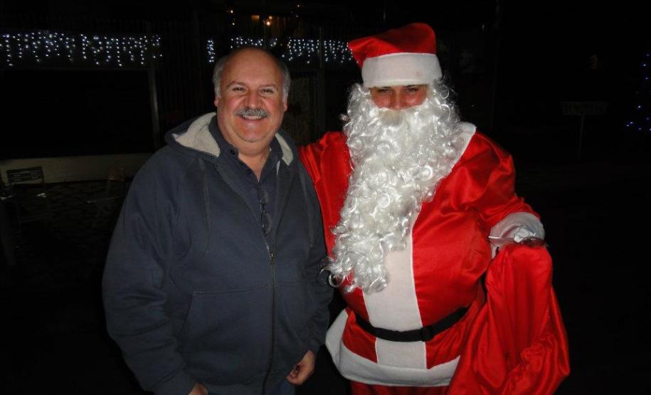 Natal Solidário dos Moradores do Tarumã Por ocasião do periodo de festas e final de ano, os moradores do Tarumã através da D. Odete e amigas decidiram fazer uma festa de Natal de rua usando a rua Prof. Rubens Gomes de Souza como palco para este evento.