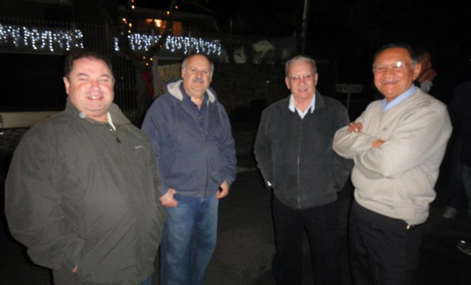 Natal Solidário dos Moradores do Tarumã Por ocasião do periodo de festas e final de ano, os moradores do Tarumã através da D. Odete e amigas decidiram fazer uma festa de Natal de rua usando a rua Prof. Rubens Gomes de Souza como palco para este evento.