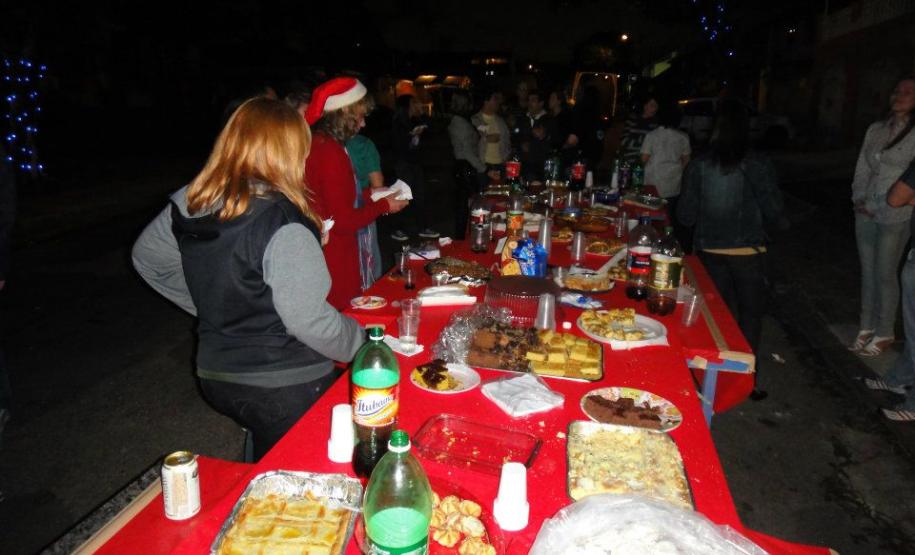 Natal Solidário dos Moradores do Tarumã Por ocasião do periodo de festas e final de ano, os moradores do Tarumã através da D. Odete e amigas decidiram fazer uma festa de Natal de rua usando a rua Prof. Rubens Gomes de Souza como palco para este evento.