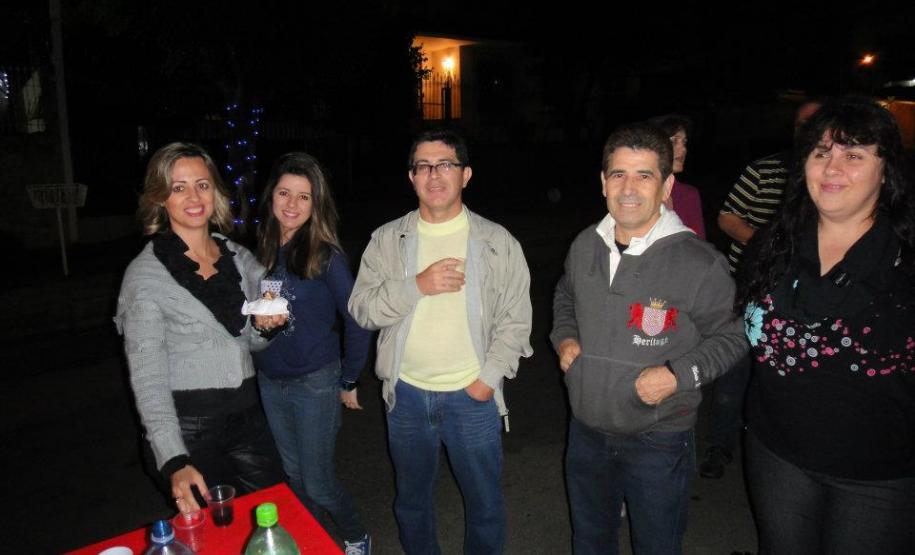 Natal Solidário dos Moradores do Tarumã Por ocasião do periodo de festas e final de ano, os moradores do Tarumã através da D. Odete e amigas decidiram fazer uma festa de Natal de rua usando a rua Prof. Rubens Gomes de Souza como palco para este evento.