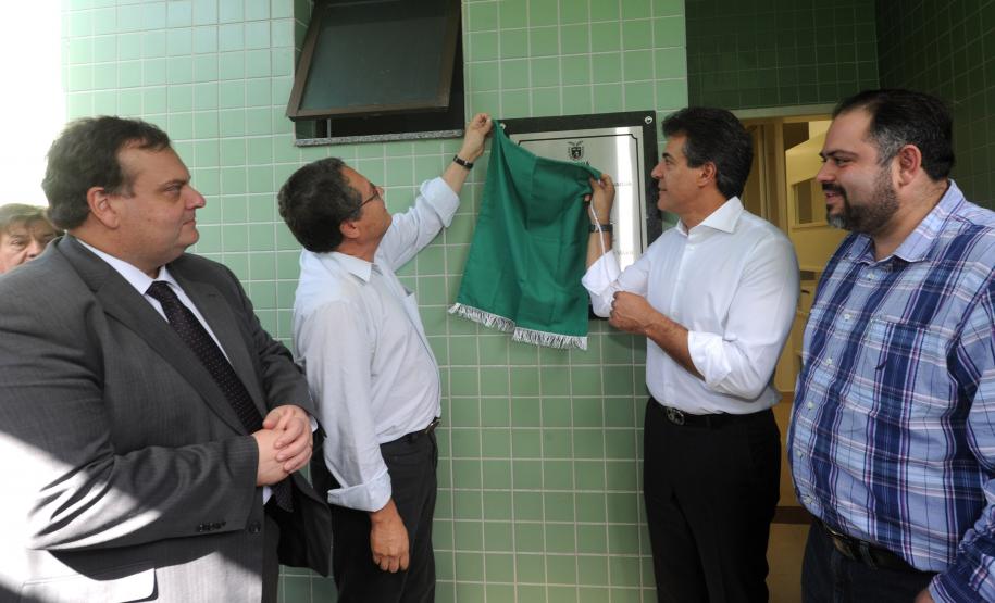 Governador Beto Richa, acompanhado pelo, Secretário de Comunicação Social, Marcelo Catani, Secretário de Segurança, Leon Grupenmacher, Deputado Artagão Junior, Prefeito Edison Kersten e demais autoridades, inaugura a nova sede do IML.Paranaguá, 29/04/2014Foto: Ricardo Almeida / ANPr