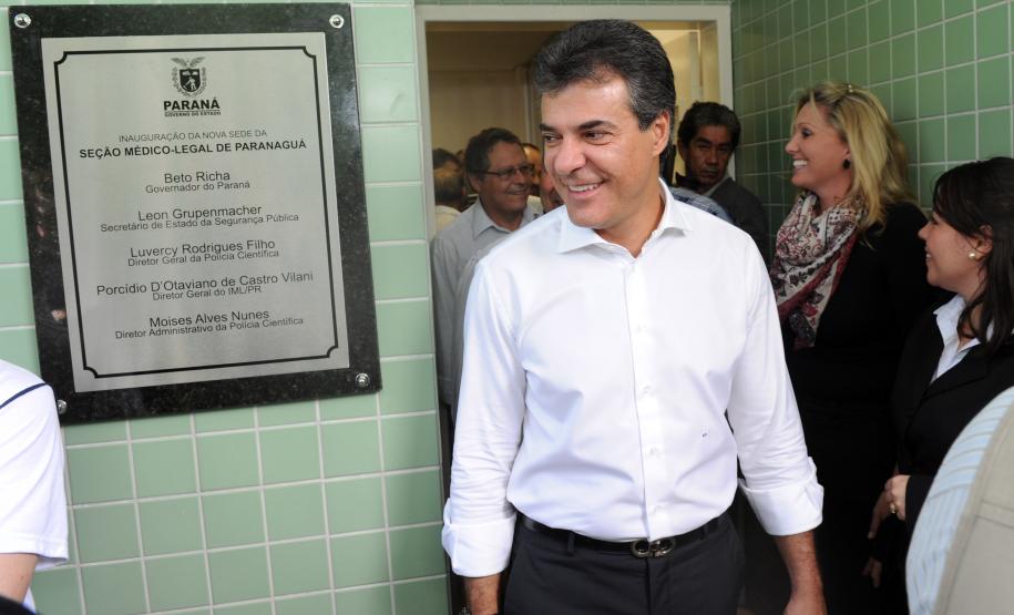 Governador Beto Richa, acompanhado pelo, Secretário de Comunicação Social, Marcelo Catani, Secretário de Segurança, Leon Grupenmacher, Deputado Artagão Junior, Prefeito Edison Kersten e demais autoridades, inaugura a nova sede do IML.Paranaguá, 29/04/2014Foto: Ricardo Almeida / ANPr