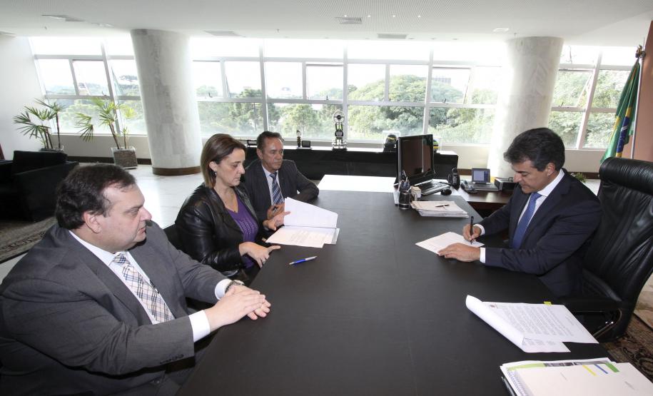 Richa assina decreto para transferência de 1.200 presos de Curitiba e RMC
