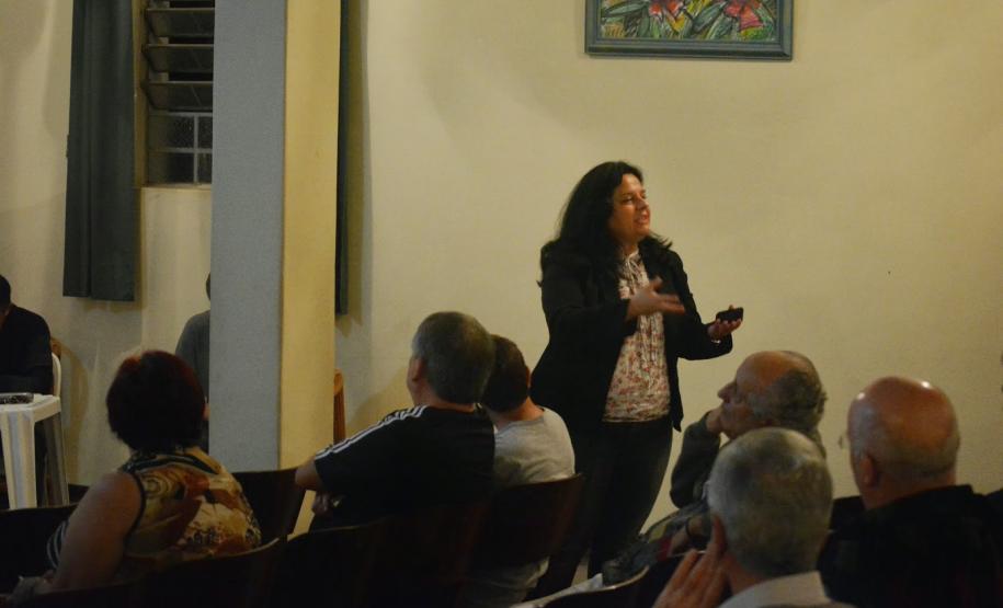 Conselheira Tutelar manifestando atendimento às denúncias de menores em situações de risco.