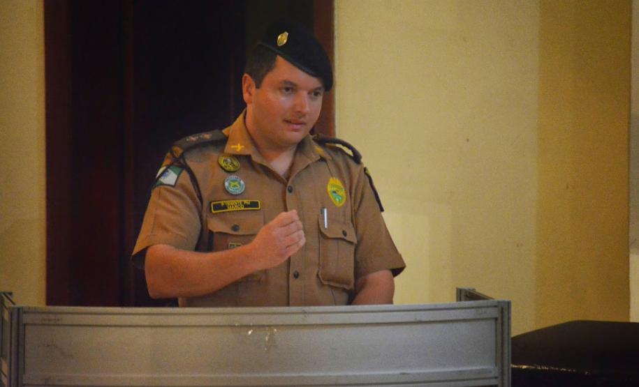 Tenente MARCO AURÉLIO XAVIER palestrando sobre prevenções às ocorrências policiais.