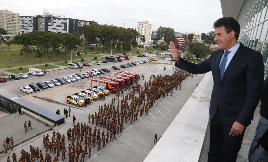 Governo reforça a segurança com mais 2.500 policiais e bombeiros Governador Beto Richa recebe policiais e bombeiros que concluíram a formação da Polícia Militar, e entrega viaturas para o Corpo de Bombeiros e Polícia Rodoviária. Curitiba, 28/05/2014. Foto: Orlando Kissner/ANPr