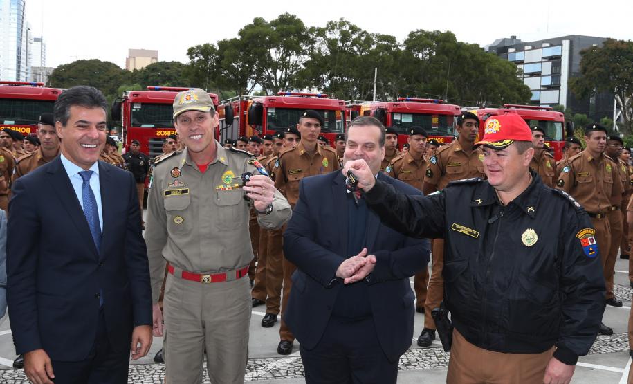 Governo reforça a segurança com mais 2.500 policiais e bombeiros Governador Beto Richa recebe policiais e bombeiros que concluíram a formação da Polícia Militar, e entrega viaturas para o Corpo de Bombeiros e Polícia Rodoviária. Curitiba, 28/05/2014. Foto: Orlando Kissner/ANPr