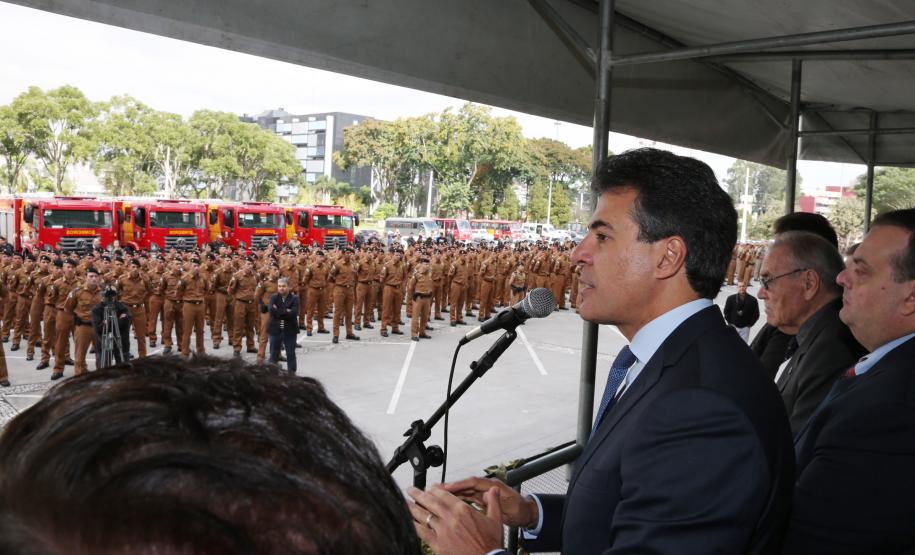 Governo reforça a segurança com mais 2.500 policiais e bombeiros Governador Beto Richa recebe policiais e bombeiros que concluíram a formação da Polícia Militar, e entrega viaturas para o Corpo de Bombeiros e Polícia Rodoviária. Curitiba, 28/05/2014. Foto: Orlando Kissner/ANPr